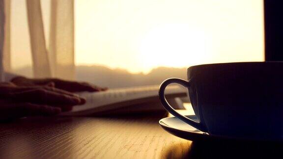 边喝咖啡边看书