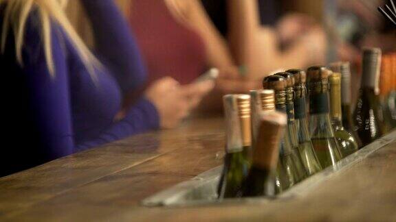 放松的年轻人在酒吧点饮料在智能手机上查看信息