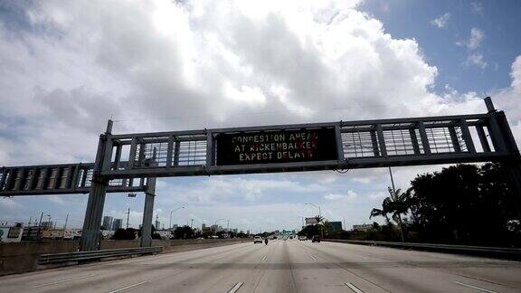 沿着迈阿密高速公路行驶
