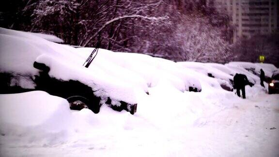 莫斯科居民区汽车被雪覆盖