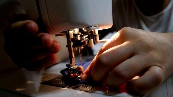 女性的手在现代缝纫机上缝纫