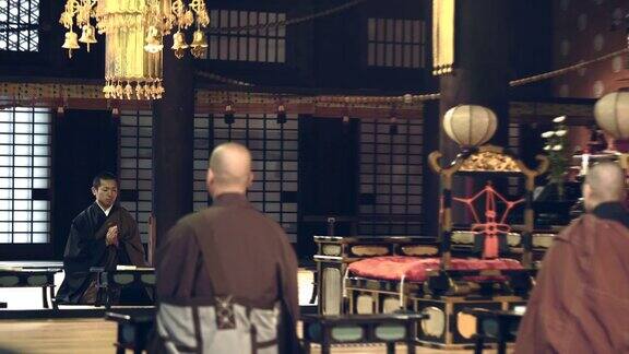 经验丰富的和尚和小和尚在日本寺庙祈祷