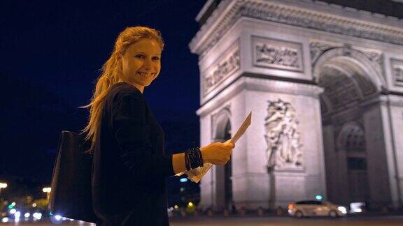 巴黎凯旋门前的一名女子对着镜头微笑
