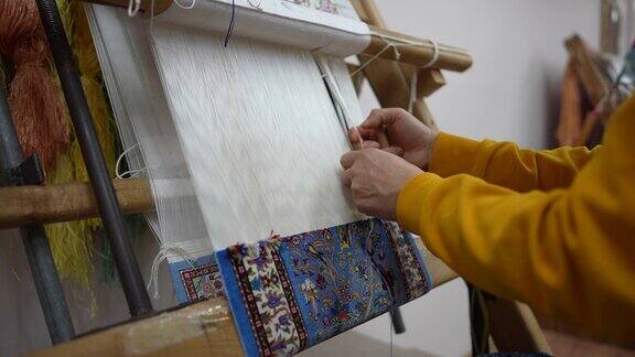 慢镜头女人的手在织布机土耳其