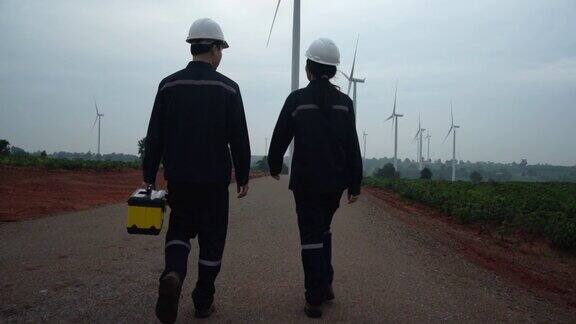 两名亚洲工程师统一检查工程师准备和进度检查风力涡轮机与安全在泰国风电场
