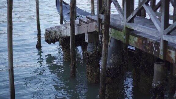 水上的木制码头
