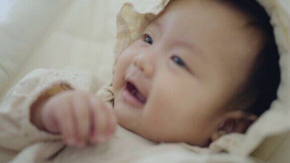 亚洲宝宝的快乐和笑声