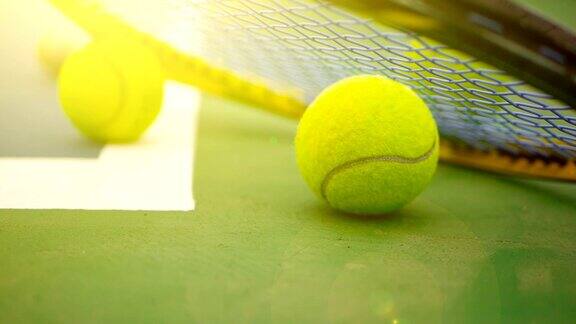 球场上网球器材的特写运动