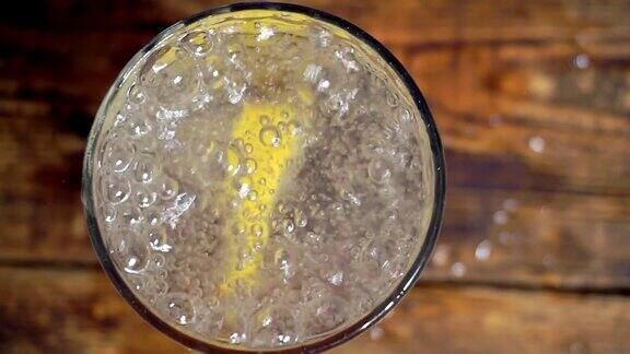 清爽的苏打水玻璃杯里的柠檬