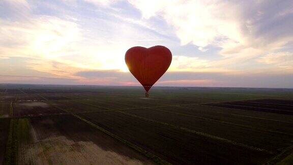 在田野上空的热气球鸟瞰图