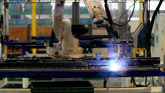 HD:机器人手臂在工厂焊接(缓慢)