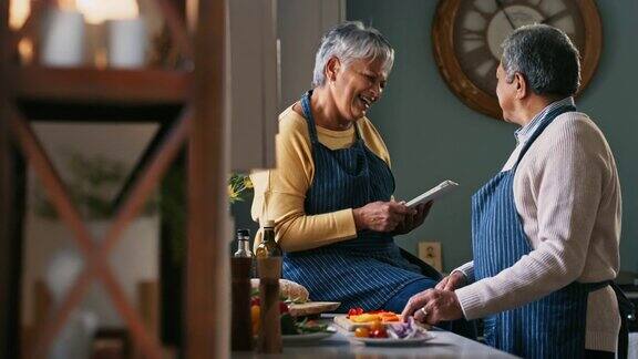 这是一对快乐的老年夫妇在家做健康饮食的4k视频