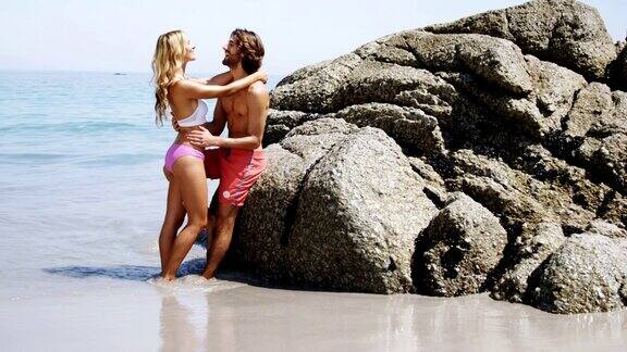 浪漫的情侣站在海滩上