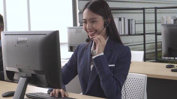 亚洲女性呼叫中心在办公室与客户通话