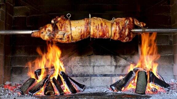 猪在烤架上吐丝猪在烤架上烧柴火