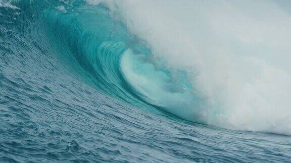 巨大的蓝色海浪慢镜头