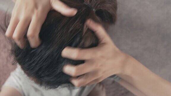 4k分辨率亚洲妇女搔痒和抓挠头皮受损的头发在她的头部护发概念