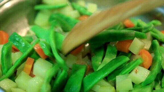 用平底锅煮新鲜蔬菜