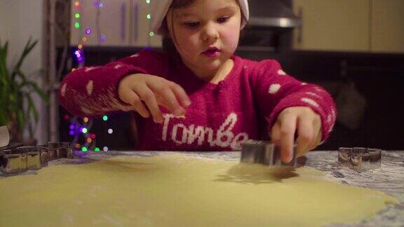 小女孩雕刻圣诞饼干