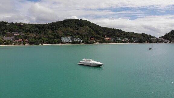 鸟瞰图泰国普吉岛湾的豪华游艇