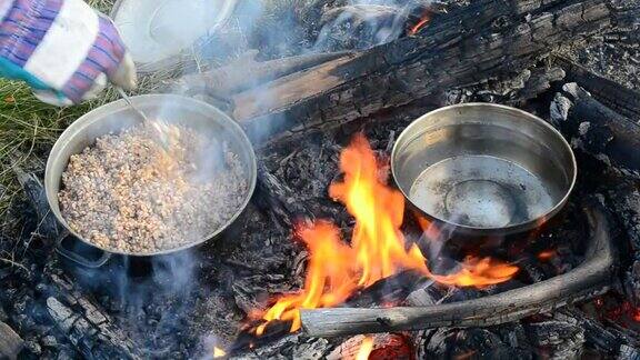 用明火煮荞麦粥和温水