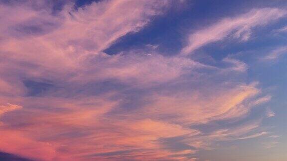 美丽的片状云在日落时改变颜色