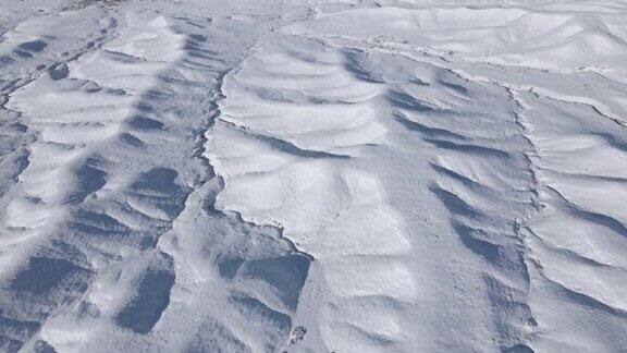 无人机拍摄美丽的科罗拉多沙漠冬季艾莉儿降雪丘陵和山脉极端天气条件视频系列