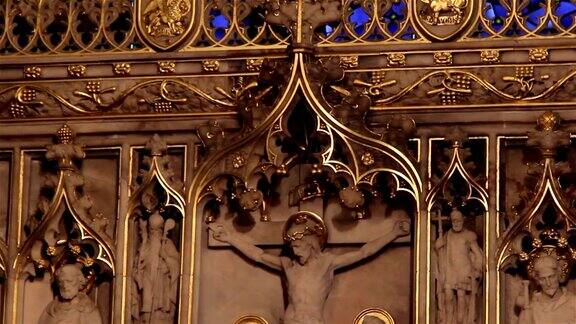 拉焦点模糊大理石耶稣雕塑在教堂祭坛-宗教艺术美丽的背景