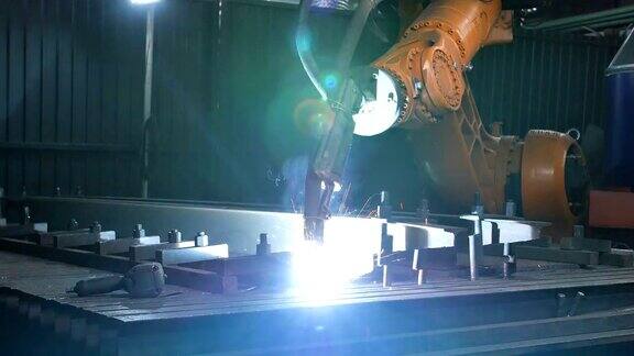 焊接机器人手臂的时间延迟使车间金属加工过程发生熔融重工业中的高精度现代工具自动工作技术和工业概念在5KRAW中射击