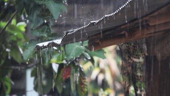 雨水从屋顶上落下