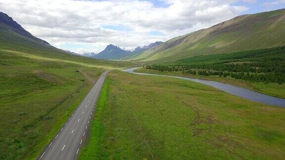 空中美丽的风景周围的山在冰岛北部在冰岛北部的道路旅行上的观车假日公路旅行是时刻放松在冰岛公路旅行