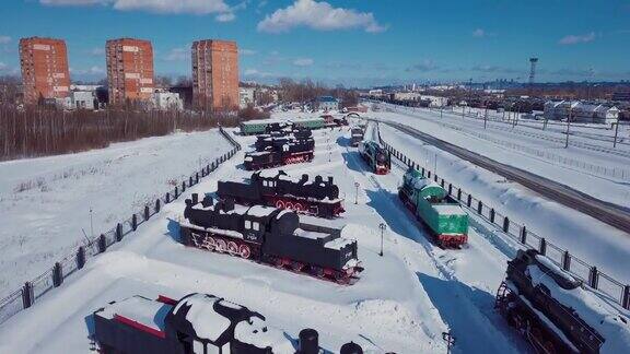 在下诺夫哥罗德雪景下的旧蒸汽机车的冬季视图的4K航拍镜头