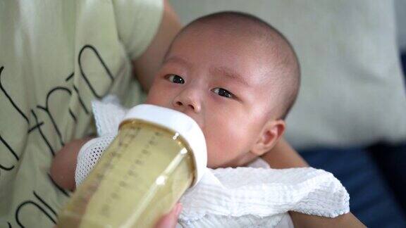 婴儿用奶瓶喝牛奶