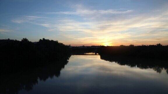 科尔多瓦瓜达基维尔河上的日出