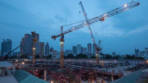 建造建筑物从白天到夜晚的时间间隔为4K摄像机向下倾斜