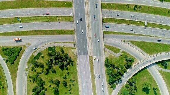无人机飞行俯视一个大城市的高速公路和移动的汽车鸟瞰图
