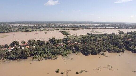 空中:飞回被洪水淹没的村庄和农村地区的农田