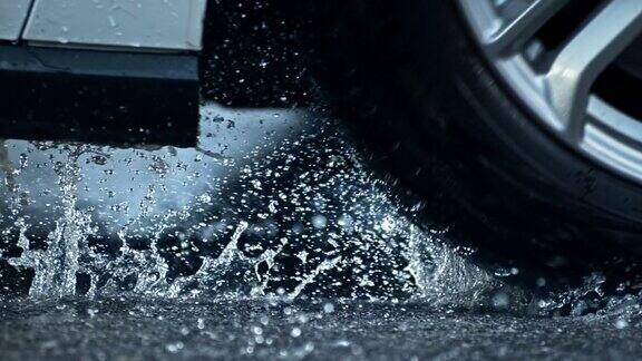 汽车在潮湿的柏油路上刹车时轮胎滑动的SLOMOLD