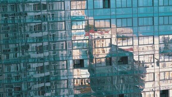 城市在现代建筑的窗户上的反映