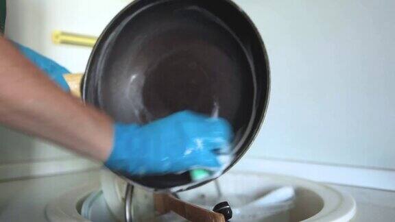 水槽里用来洗碗的脏盘子