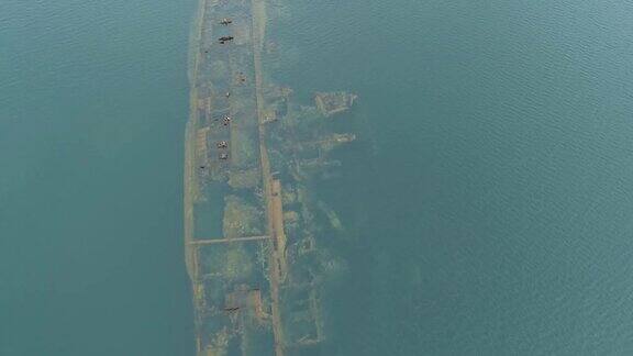 鸟瞰沉没的军舰残骸被遗弃的船只