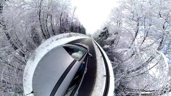 汽车正在穿越冬日森林360度VR360360VR360Video小小星球效果