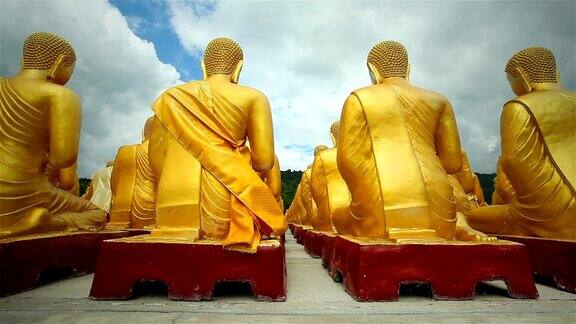泰国那空Nayok省的排佛雕像