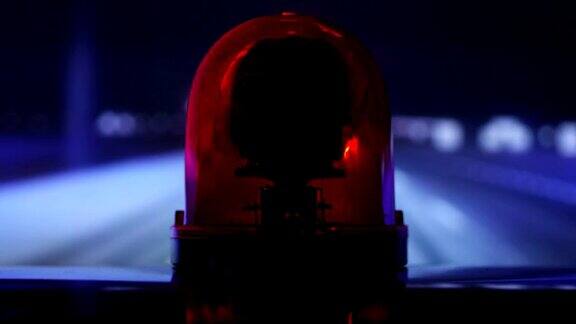 夜间在高速公路上有红色应急指示灯的车辆