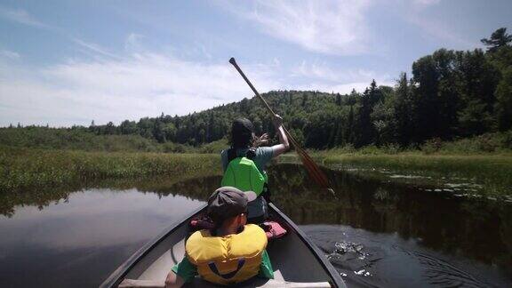 在加拿大魁北克省的帕克国立毛里西(ParcNationaldelaMauricie)一家人在瓦皮扎冈克(Wapizagonke)湖中划独木舟