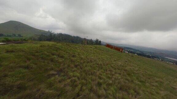 空中fpv无人机飞行员遥控护目镜山峰观景台4k