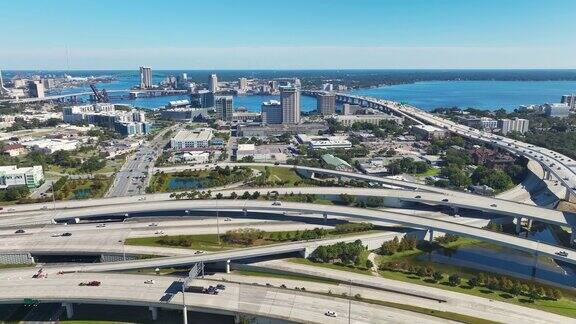 杰克逊维尔市的鸟瞰图有高大的办公楼和美国高速公路交叉口有快速移动的汽车和卡车美国交通基础设施概念