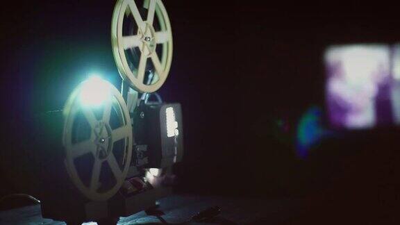 旧电影放映机在黑暗的空间工作