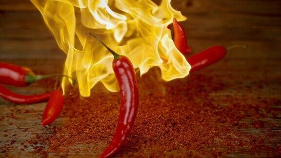 燃烧的红辣椒落入墨西哥辣椒粉的慢镜头