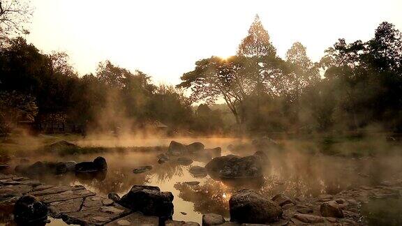 火山天然温泉矿泉池配蒸汽温泉和阳光反光旅游地标背景南邦泰国景观色彩丰富的深色调